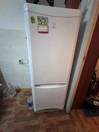 Холодильник Indesit