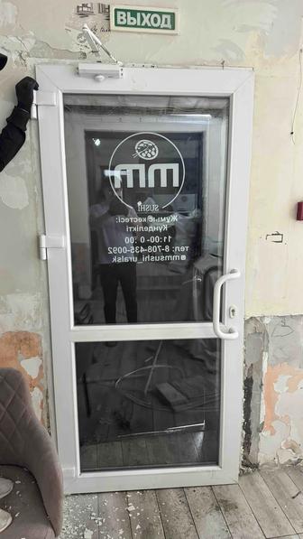 Продам стеклянную пластиковую дверь