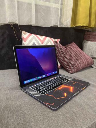 Apple MacBook Pro 15 (Retina, 15-inch, mid 2015) 1TB SSD, 16 GB Ram.