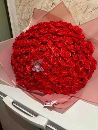 Букет из 101 роз из атласных лент