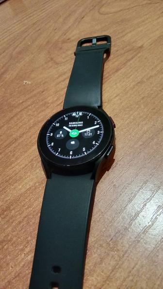 Samsung Galaxy Watch 4 (40 мм), отличное состояние