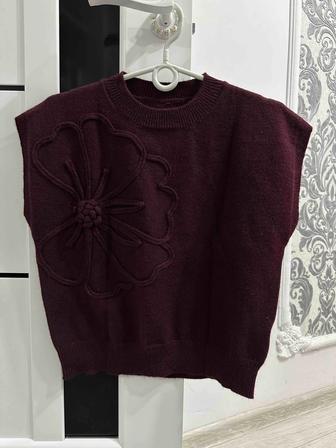 Жилетка (свитер без рукавов) бордового цвета