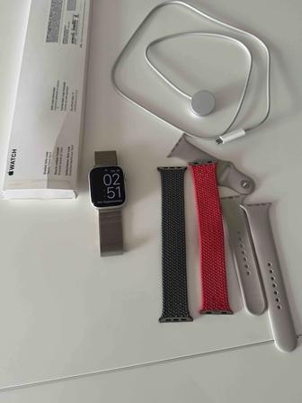 Apple Watch в золотистом ремешке