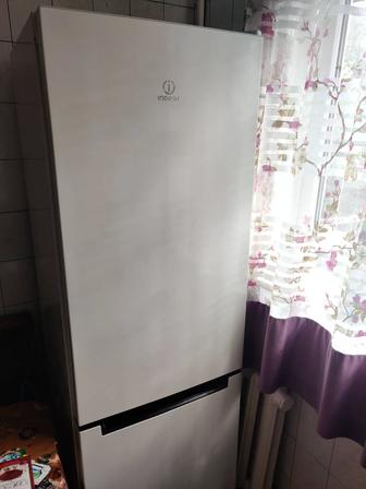 Продам холодильник Indesit DF4180W
