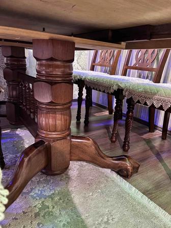 Стол со стульями для гостинной