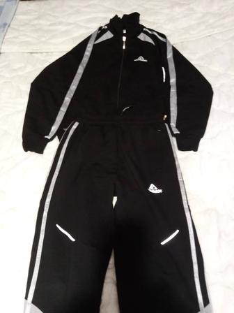 Продам детский спортивный костюм. Р 146.