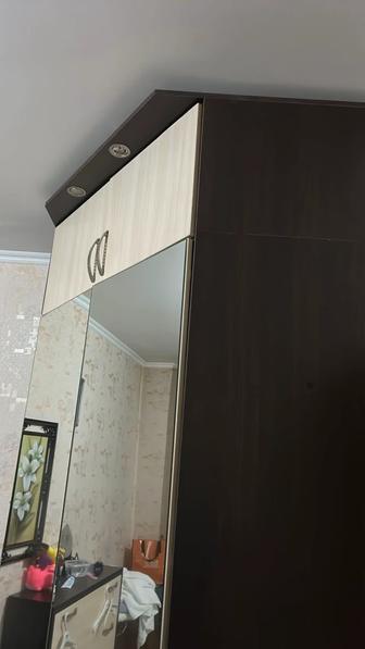 В продаже комплект шифоньер с тумбой.