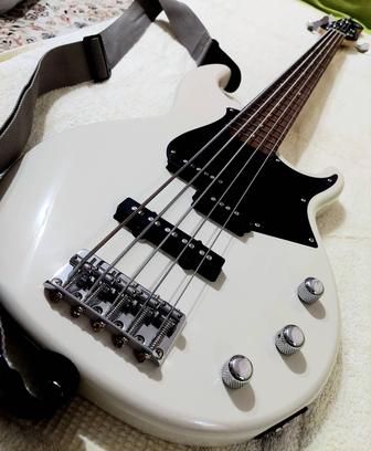 Бас-гитара Yamaha Broad Bass V (5 струн), белая