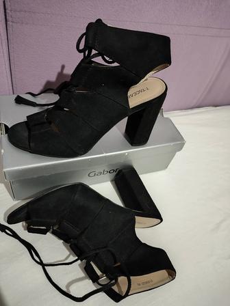 Босоножки замшевые