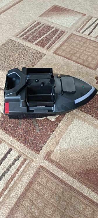 Прикормочный кораблик для рыбалки