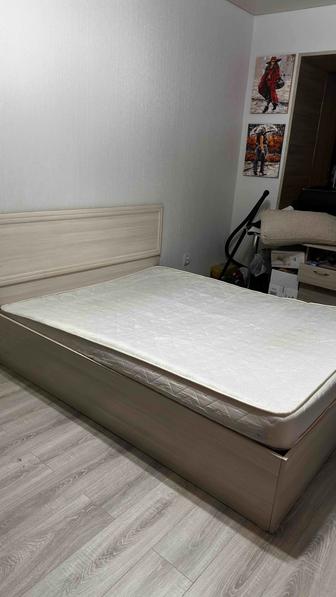 Кровать, матрас даром