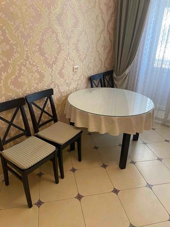 Стол и 4 стула ИКЕА, в комплект включено специальное каленое стекло