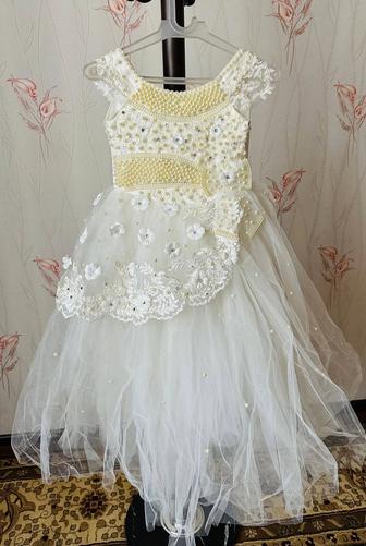 Бальное платье для девочек.Белого цвета.