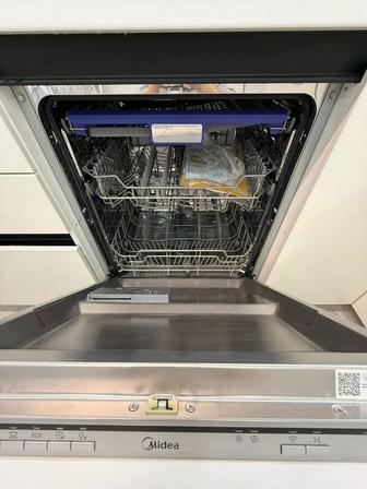 Посудомоечная машина Midea
MDWB-6015BB серебристого цвета