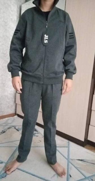 Продам спортивный костюм