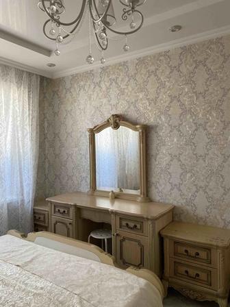 Продается шкаф с туалетным столиком и тумбой! Кровать нету!