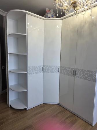 Угловой удобный шкаф для одежды б.у.
