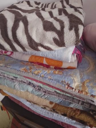 Продам одеяла и пледы в хорошем состоянии