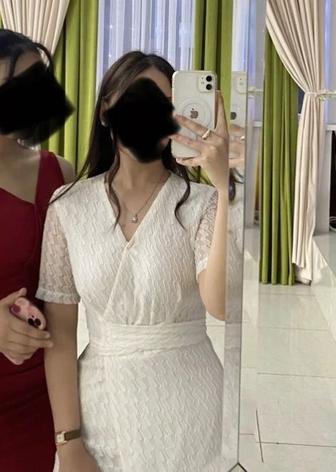 Элегантное белое платье в стиле wrap (с запахом) с коротким рукавом.