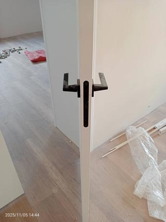 Установка дверей есік орнату