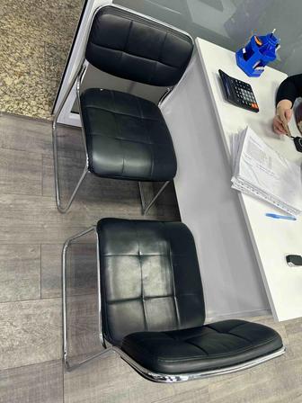 Черные стулья