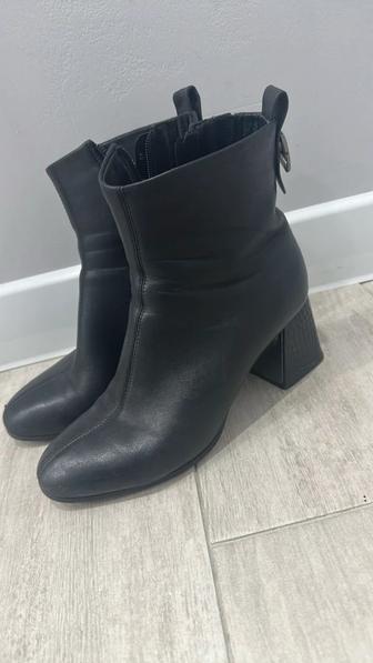 46-48 размердегі әйел адам киімдерін тегін беремін.37 размердегі етіктер