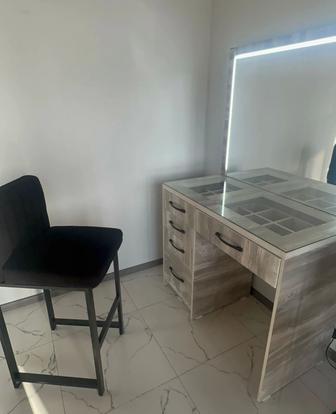 Стол и стул визажиста