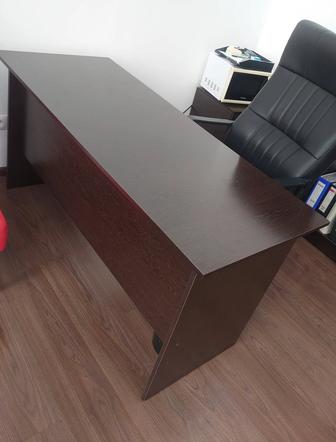 Офисная мебель бывшая в употреблении, среднее состояние