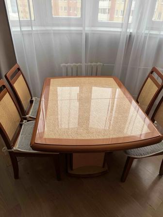 Продам обеденный стол с шестью стульями. Состояние хорошее.