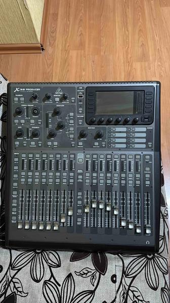 Музыкальная аппаратура , пульт