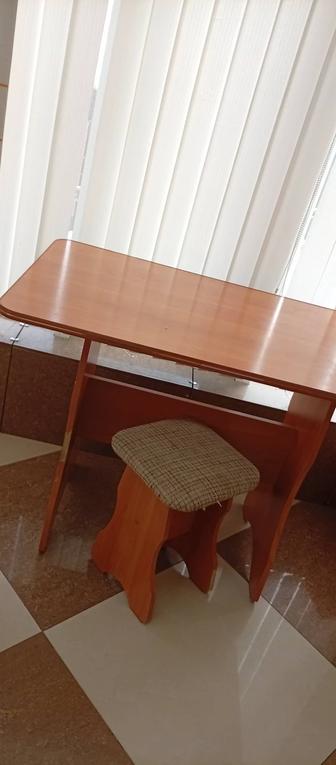 Б/у стол с двумя табуретками.