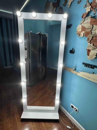 Продам зеркало с подсветкой