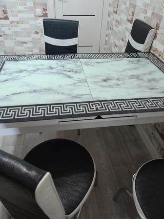 Продам стол кухонный и стулья