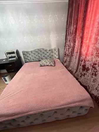 Продам кровать с матрасом, в придачу шторы