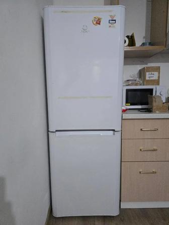 Продам холодильник Indesit (нерабочий)