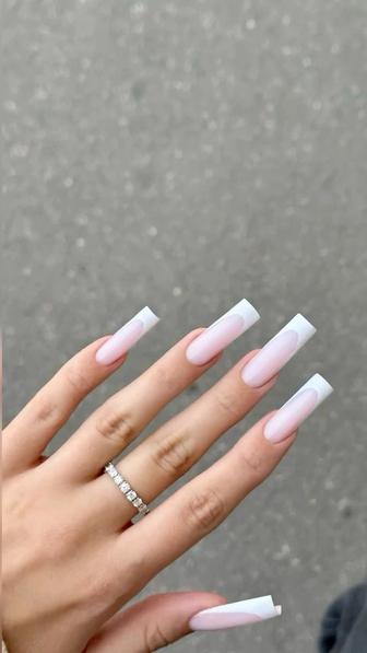 Модель на маникюр