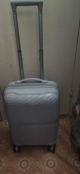 продам пластиковый чемодан
