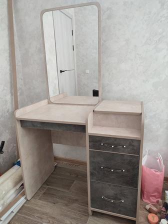 Продаю туалетный столик с зеркалом