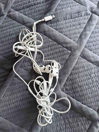 Наушники Apple EarPods with Lightning