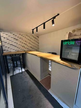 Барная стойка, столики, барные стулья