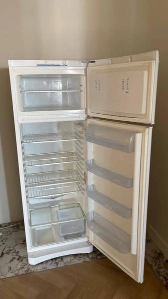Продам б/у холодильник Indesit