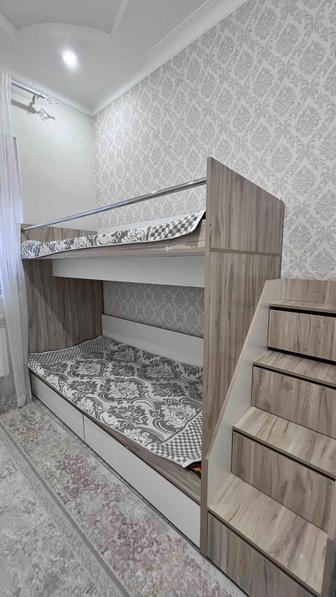 2-х этажный кровать с полками