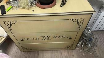 Отдам комод и две тумбочки