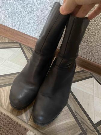 Продам зимние сапоги на платформе из натуральной кожи