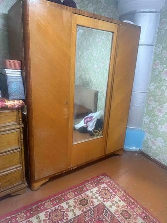Шкаф с зеркалом, массив дерева