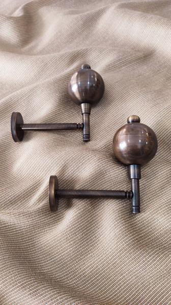 Боковой крючок для штор.