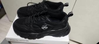 Продам кроссовки новые