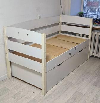 Детская кровать из массива берёзы выдвижными ящиками
