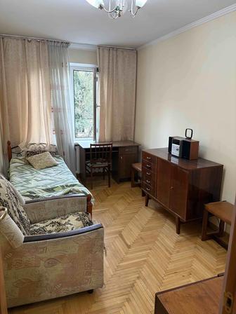 Кровать, стол и комод
