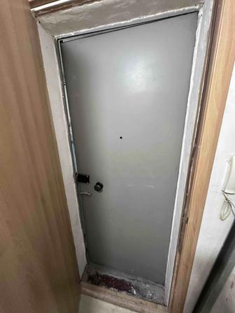 Продам входную железную дверь